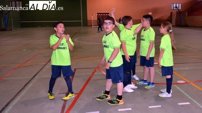 El equipo benjamín del Liminares entrena en el polideportivo municipal de Lumbrales