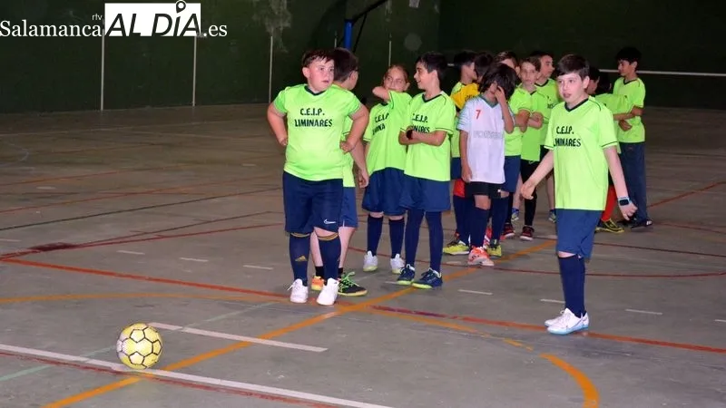El equipo benjamín del Liminares entrena en el polideportivo municipal de Lumbrales