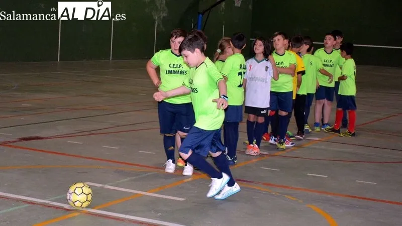El equipo benjamín del Liminares entrena en el polideportivo municipal de Lumbrales