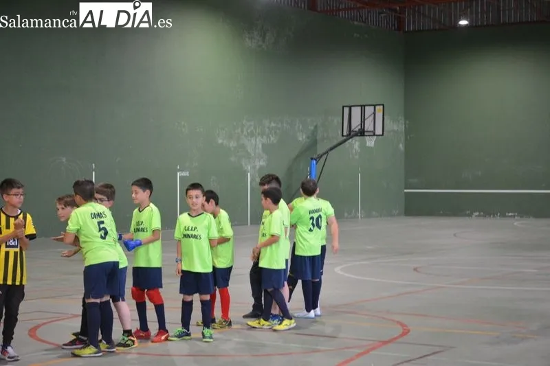 El equipo benjamín del Liminares entrena en el polideportivo municipal de Lumbrales