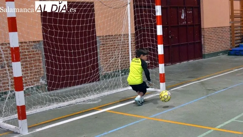 El equipo benjamín del Liminares entrena en el polideportivo municipal de Lumbrales