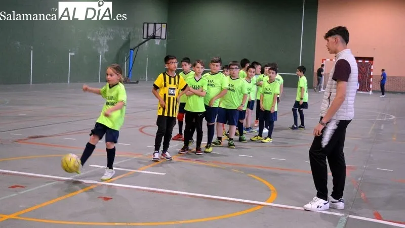 El equipo benjamín del Liminares entrena en el polideportivo municipal de Lumbrales