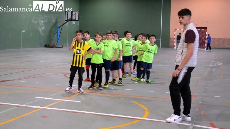El equipo benjamín del Liminares entrena en el polideportivo municipal de Lumbrales