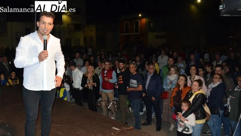 El cantante Antonio Tomás actuó anoche en la Plaza de la Alegría