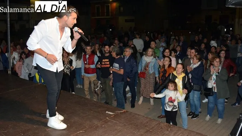 El cantante Antonio Tomás actuó anoche en la Plaza de la Alegría