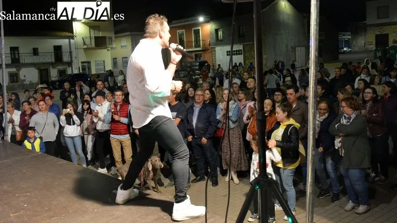 El cantante Antonio Tomás actuó anoche en la Plaza de la Alegría