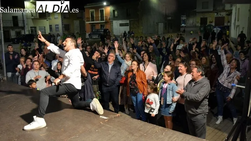 El cantante Antonio Tomás actuó anoche en la Plaza de la Alegría