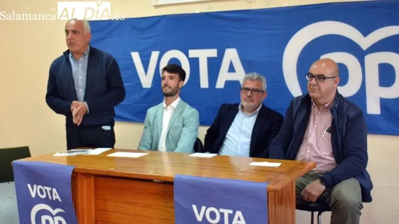 Candidatos al Ayuntamiento y cargos del PP en el acto público celebrado en Lumbrales