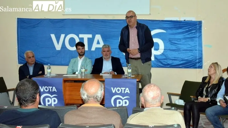 Candidatos al Ayuntamiento y cargos del PP en el acto público celebrado en Lumbrales