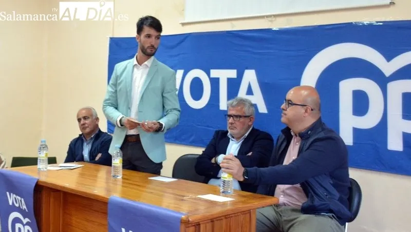 Candidatos al Ayuntamiento y cargos del PP en el acto público celebrado en Lumbrales