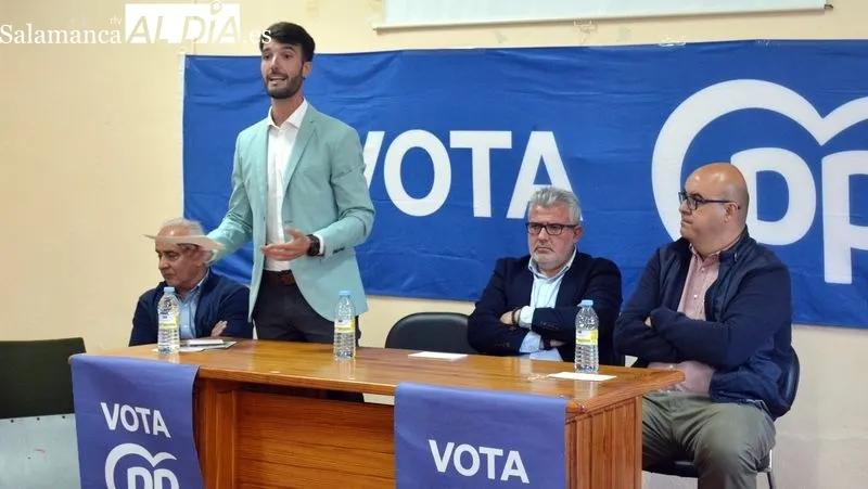 Candidatos al Ayuntamiento y cargos del PP en el acto público celebrado en Lumbrales