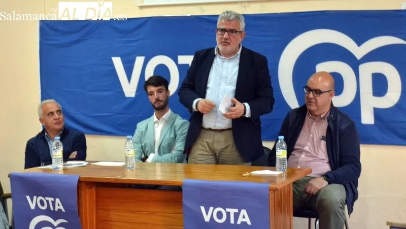Candidatos al Ayuntamiento y cargos del PP en el acto público celebrado en Lumbrales