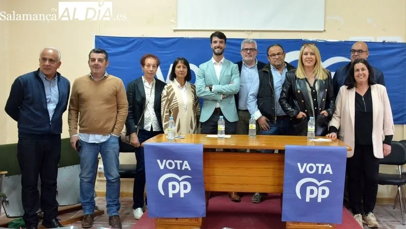 Candidatos al Ayuntamiento y cargos del PP en el acto público celebrado en Lumbrales