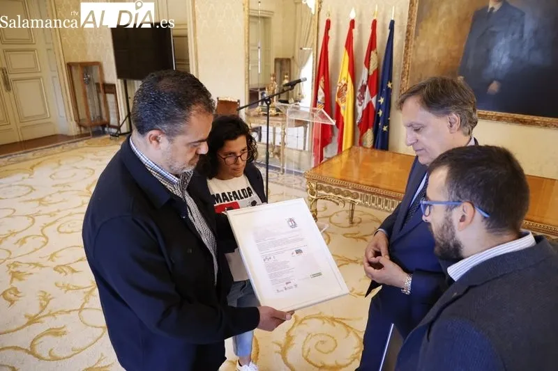 El alcalde de Salamanca, Carlos García Carbayo, recibe a miembros de la Hermandad Jesús Amigo de los Niños. Foto de David Sañudo