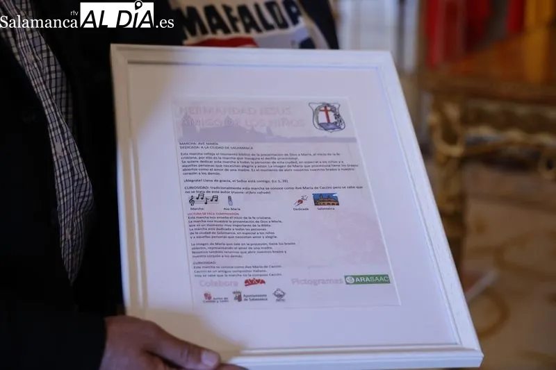 El alcalde de Salamanca, Carlos García Carbayo, recibe a miembros de la Hermandad Jesús Amigo de los Niños. Foto de David Sañudo