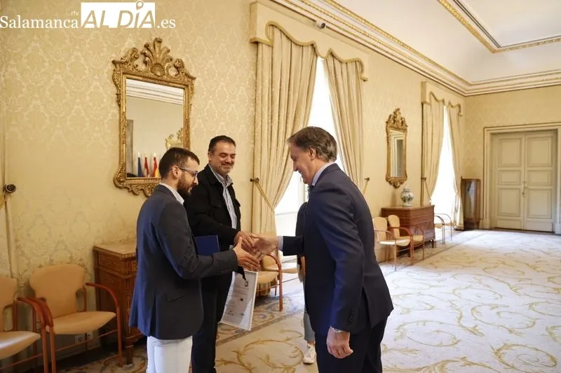 El alcalde de Salamanca, Carlos García Carbayo, recibe a miembros de la Hermandad Jesús Amigo de los Niños. Foto de David Sañudo