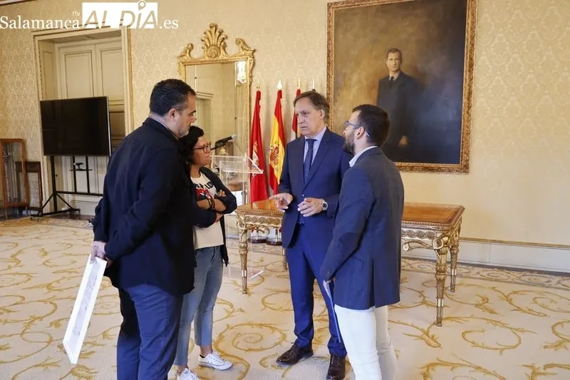 El alcalde de Salamanca, Carlos García Carbayo, recibe a miembros de la Hermandad Jesús Amigo de los Niños. Foto de David Sañudo