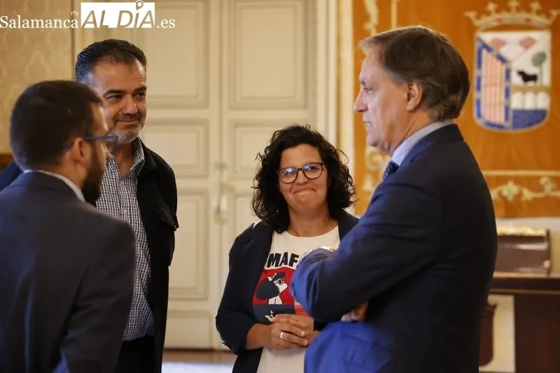 El alcalde de Salamanca, Carlos García Carbayo, recibe a miembros de la Hermandad Jesús Amigo de los Niños. Foto de David Sañudo