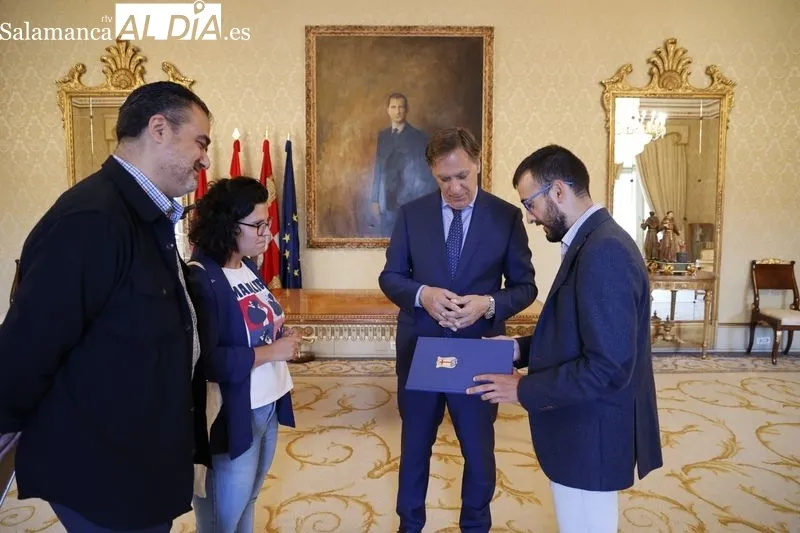 El alcalde de Salamanca, Carlos García Carbayo, recibe a miembros de la Hermandad Jesús Amigo de los Niños. Foto de David Sañudo
