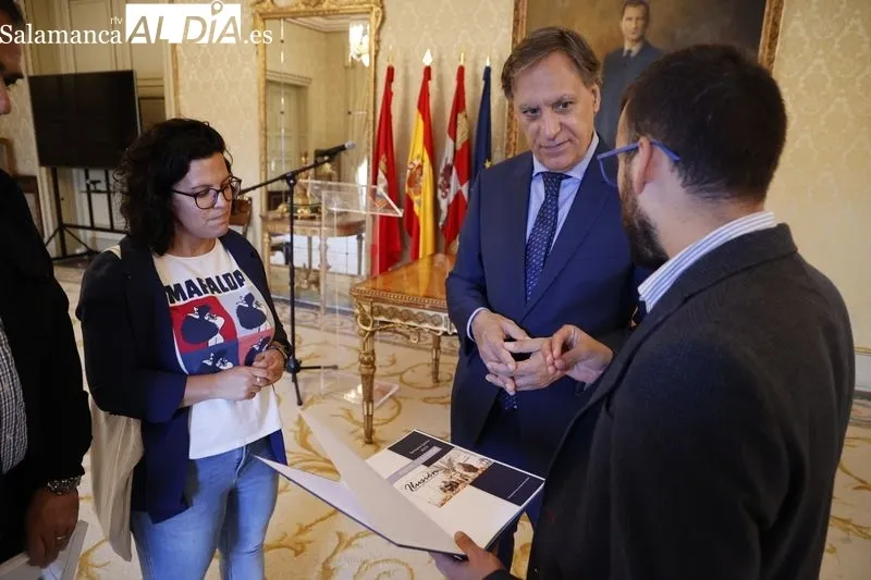 El alcalde de Salamanca, Carlos García Carbayo, recibe a miembros de la Hermandad Jesús Amigo de los Niños. Foto de David Sañudo