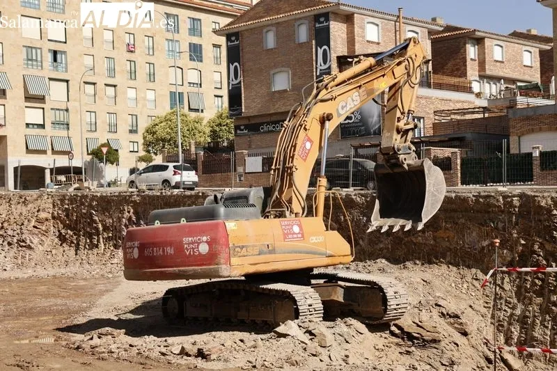 El alcalde de Salamanca, Carlos García Carbayo, visita las obras de construcción de una nueva promoción de vivienda pública en el barrio de Capuchinos. Foto de David Sañudo