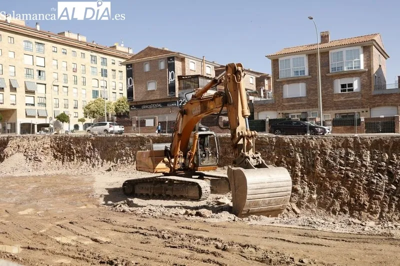 El alcalde de Salamanca, Carlos García Carbayo, visita las obras de construcción de una nueva promoción de vivienda pública en el barrio de Capuchinos. Foto de David Sañudo