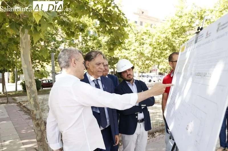El alcalde de Salamanca, Carlos García Carbayo, visita las obras de construcción de una nueva promoción de vivienda pública en el barrio de Capuchinos. Foto de David Sañudo