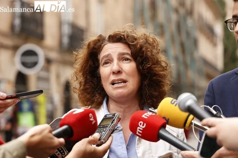 El candidato del PSOE a la Alcaldía de Salamanca, José Luis Mateos, junto a Elvira Sánchez, número 6 en la lista socialista. Foto de David Sañudo