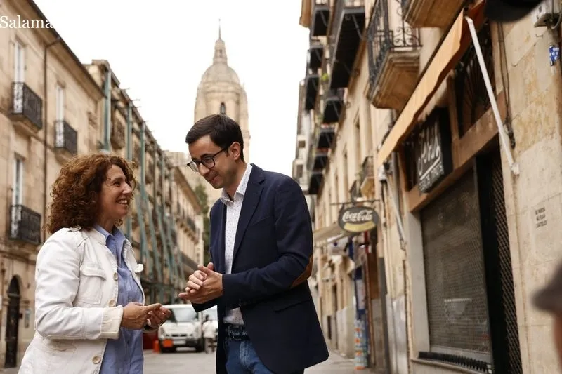 El candidato del PSOE a la Alcaldía de Salamanca, José Luis Mateos, junto a Elvira Sánchez, número 6 en la lista socialista. Foto de David Sañudo