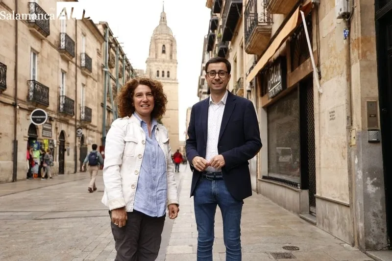 El candidato del PSOE a la Alcaldía de Salamanca, José Luis Mateos, junto a Elvira Sánchez, número 6 en la lista socialista. Foto de David Sañudo