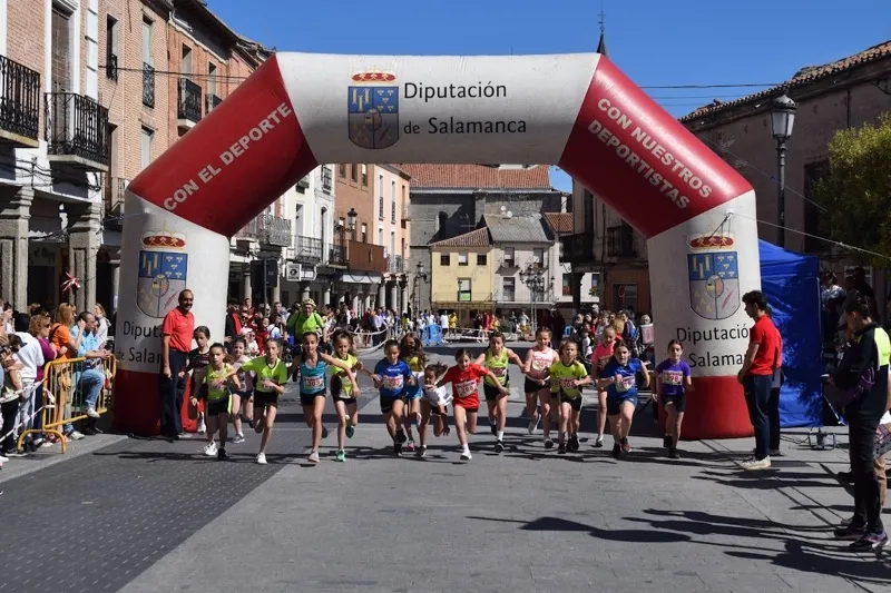 Foto 4 - Multitudinaria fiesta del deporte en Pe&ntilde;aranda para vivir la XXIX Carrera Popular 'Hijos, Padres y Abuelos'