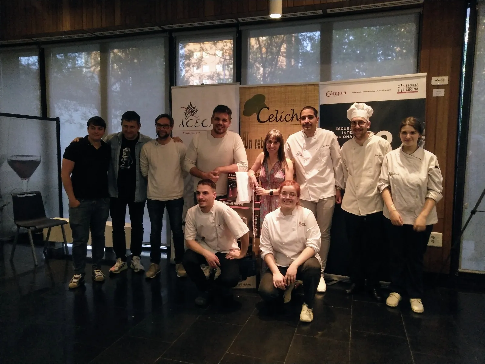 Finalistas de Celichef, junto al jurado de esta edición