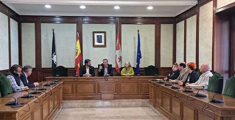 Foto 2 - El Ministro de Sanidad visita B&eacute;jar