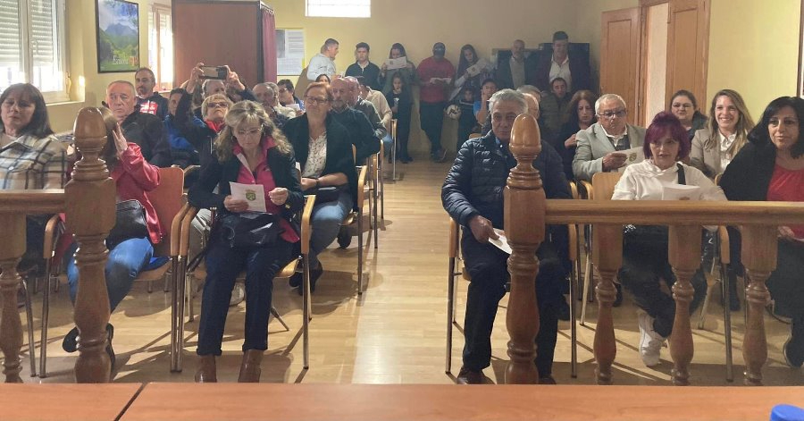 Foto 2 - El PSOE presenta en sociedad su candidatura en Robleda