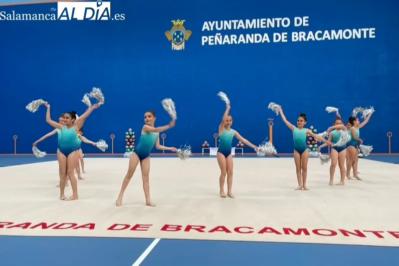 La escuela de gimnasia rítmica de Peñaranda finalizaba el curso con una exhibición