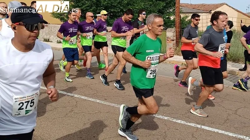 Grupo de atletas del club Abadengo running participantes en la media maratón