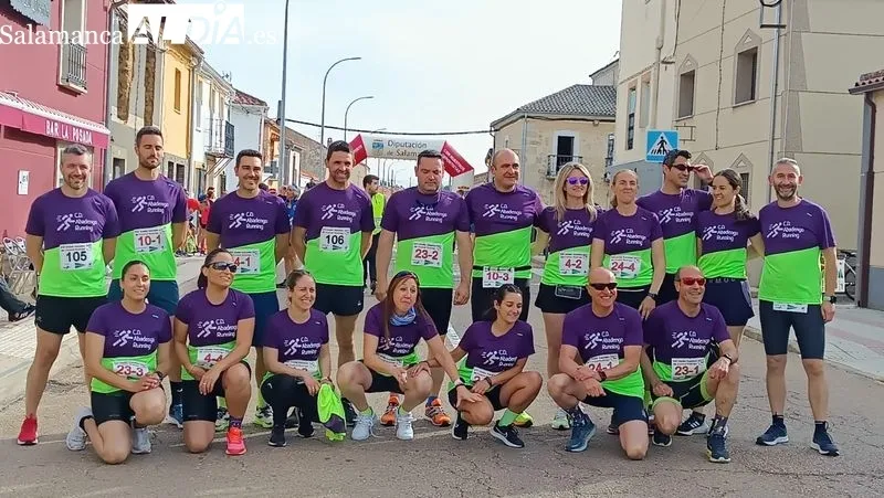 Grupo de atletas del club Abadengo running participantes en la media maratón