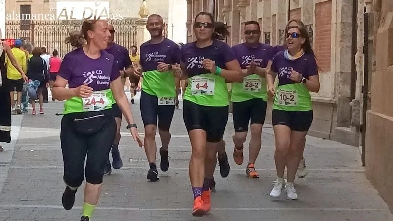 Grupo de atletas del club Abadengo running participantes en la media maratón