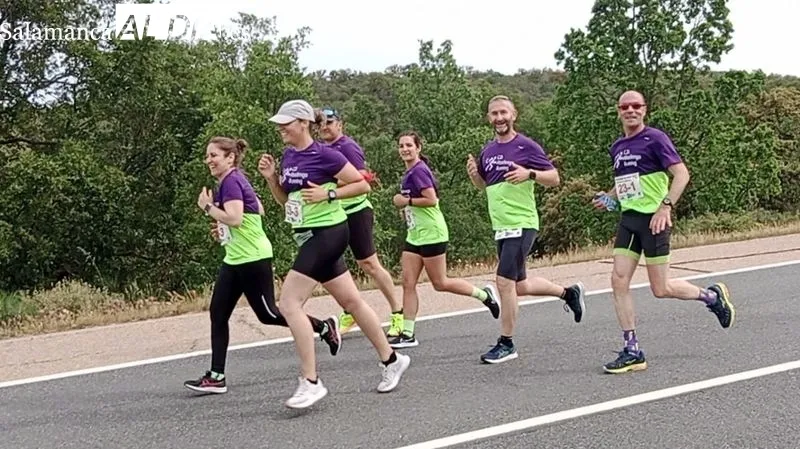 Grupo de atletas del club Abadengo running participantes en la media maratón