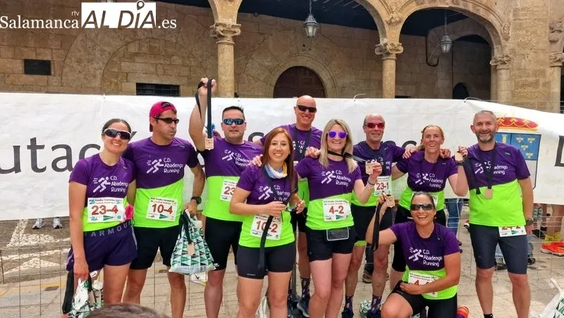 Grupo de atletas del club Abadengo running participantes en la media maratón