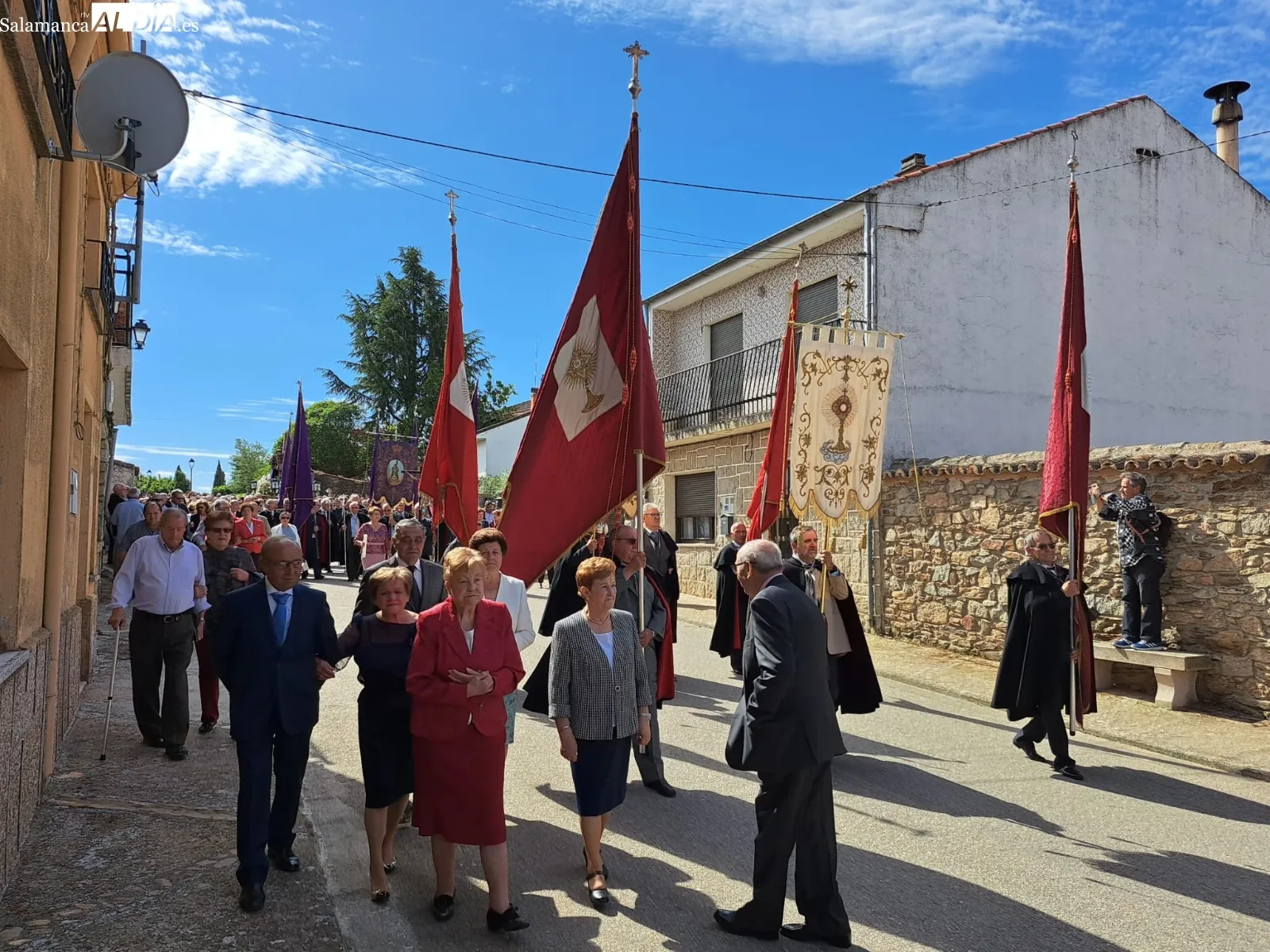Cientos de fieles asistían a la procesión de bajada hasta la iglesia / FOTOS: MANUEL NICOLÁS BOGAZ