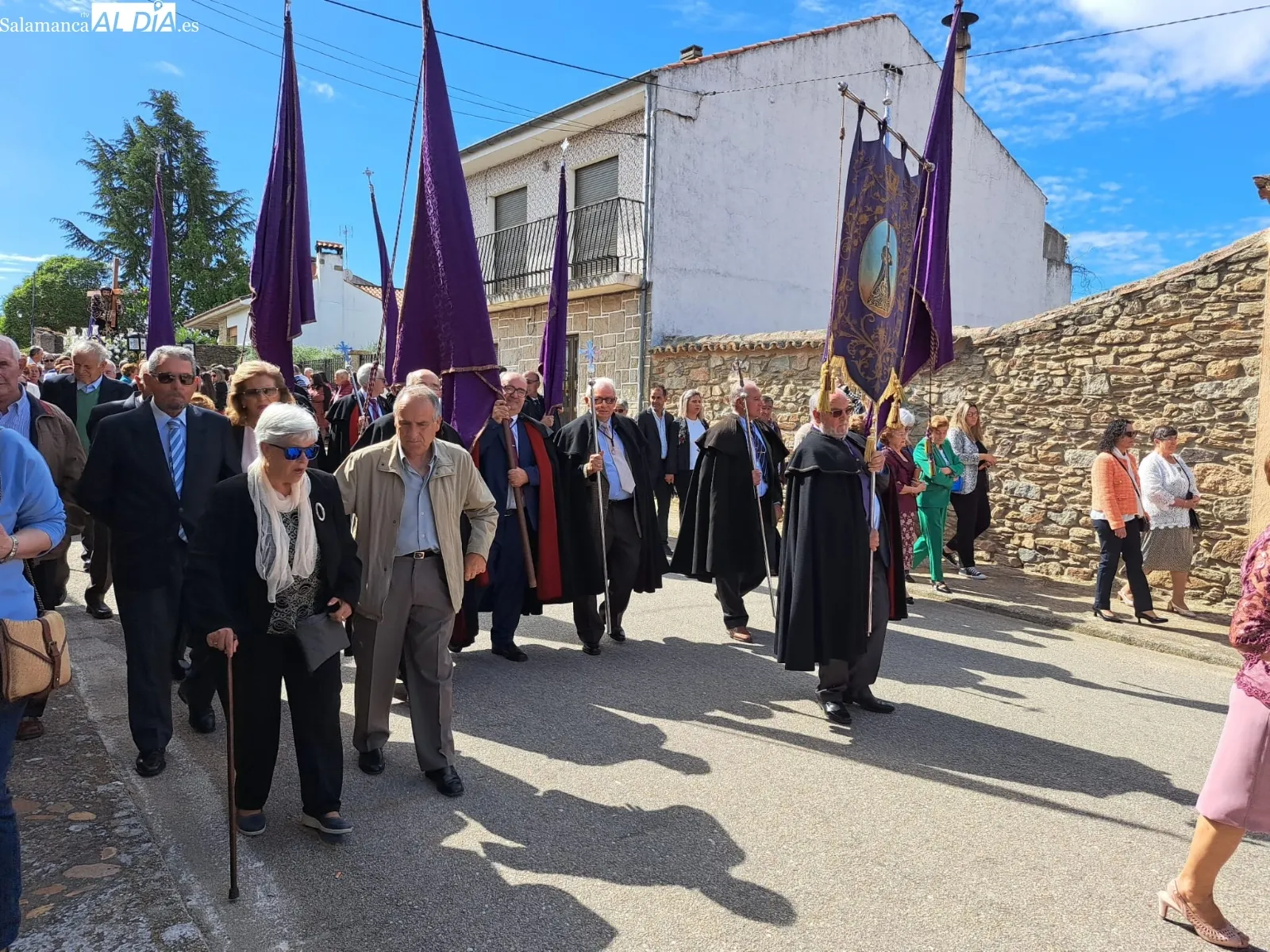 Cientos de fieles asistían a la procesión de bajada hasta la iglesia / FOTOS: MANUEL NICOLÁS BOGAZ