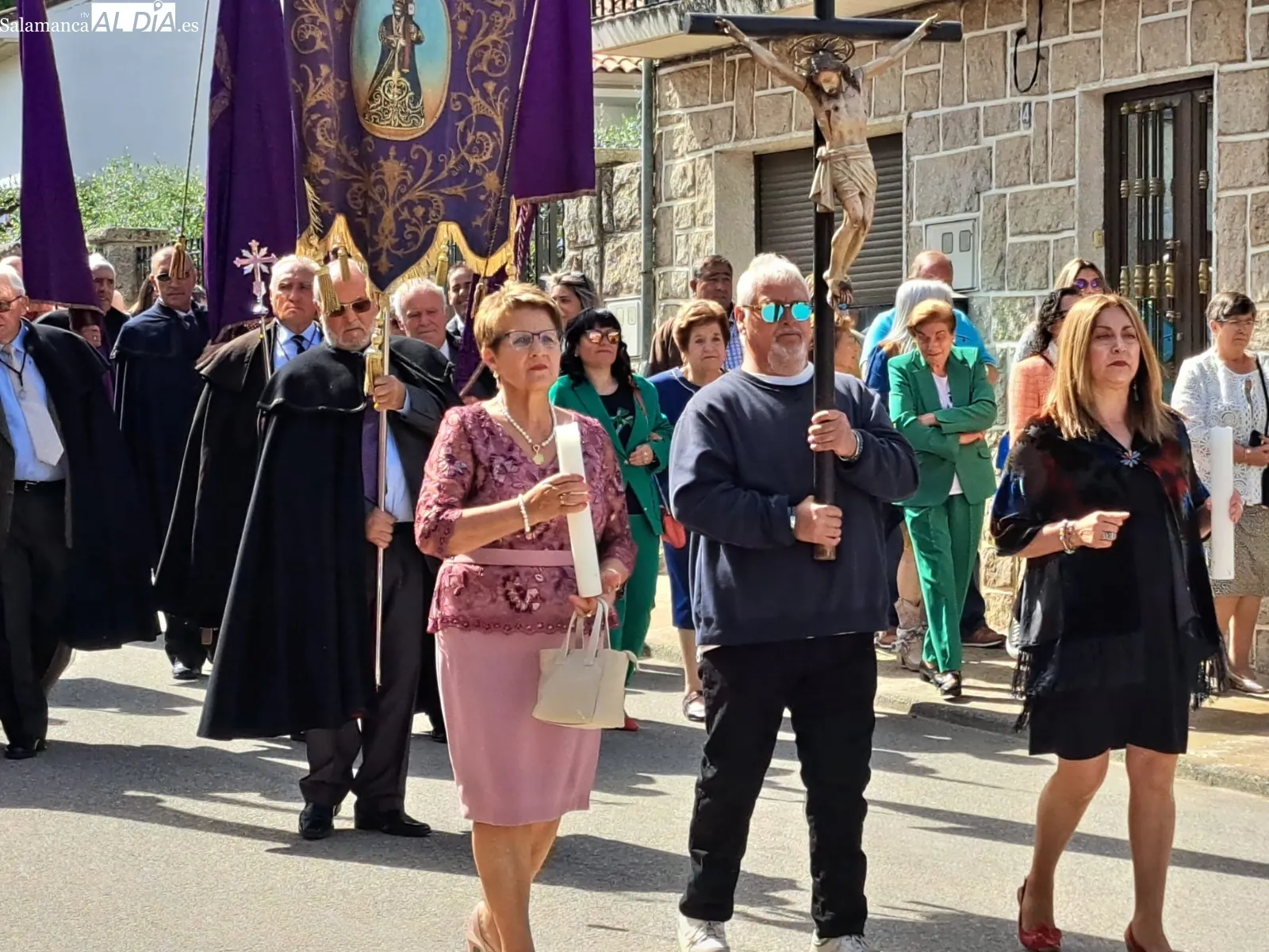 Cientos de fieles asistían a la procesión de bajada hasta la iglesia / FOTOS: MANUEL NICOLÁS BOGAZ