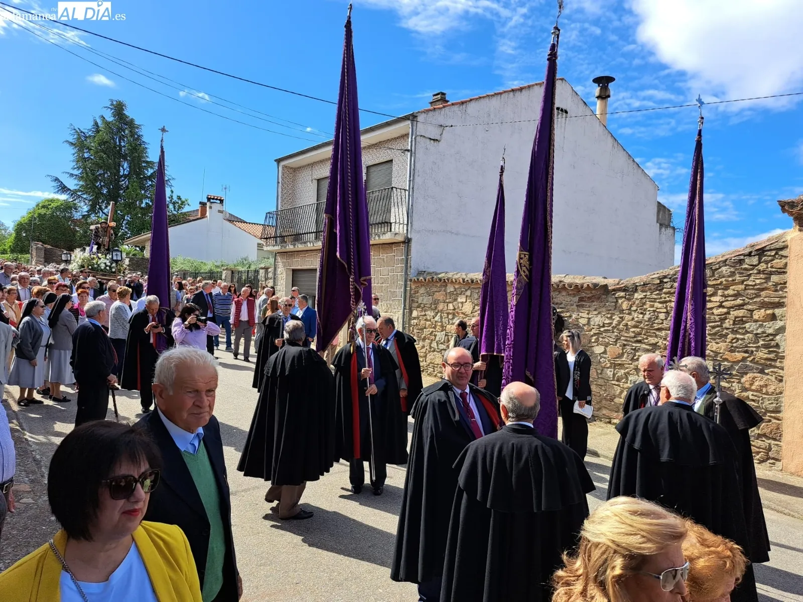 Cientos de fieles asistían a la procesión de bajada hasta la iglesia / FOTOS: MANUEL NICOLÁS BOGAZ