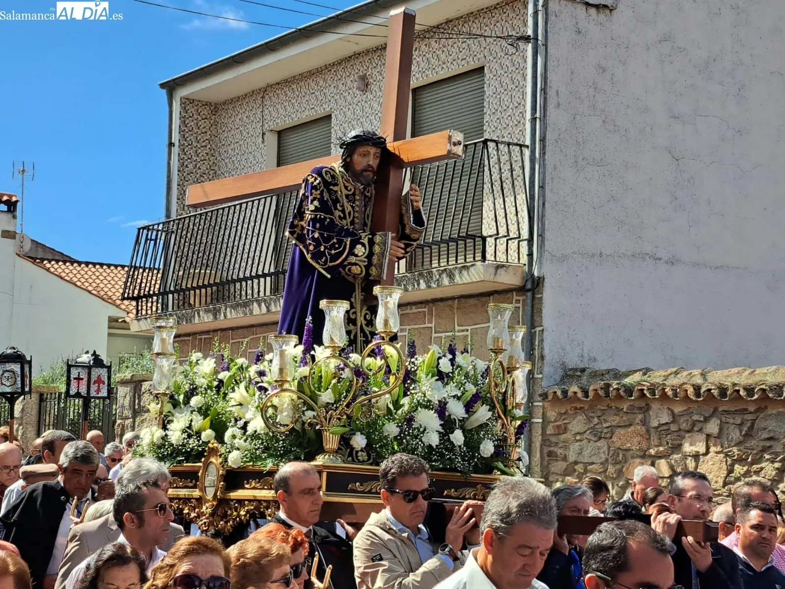 Cientos de fieles asistían a la procesión de bajada hasta la iglesia / FOTOS: MANUEL NICOLÁS BOGAZ