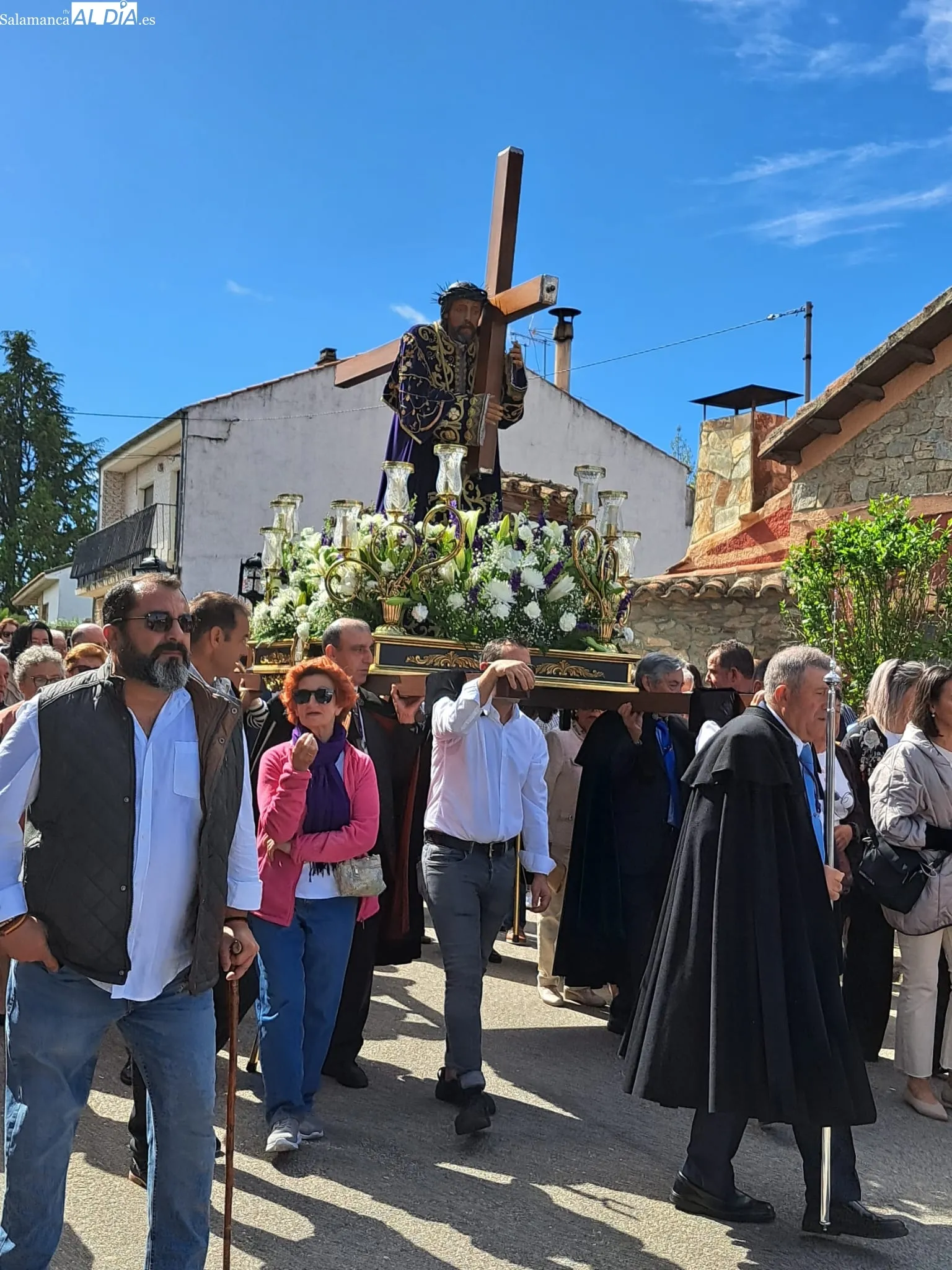 Cientos de fieles asistían a la procesión de bajada hasta la iglesia / FOTOS: MANUEL NICOLÁS BOGAZ