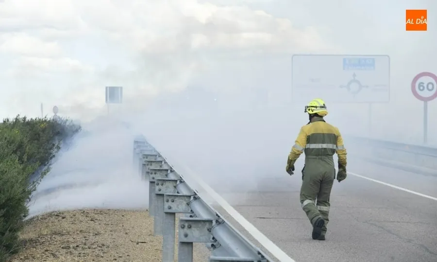 Foto 11 - Registrado un incendio junto a la A-62 a la altura de Sancti-Sp&iacute;ritus