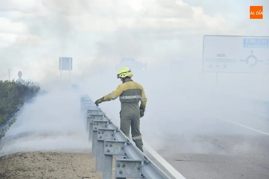 Foto 9 - Registrado un incendio junto a la A-62 a la altura de Sancti-Sp&iacute;ritus