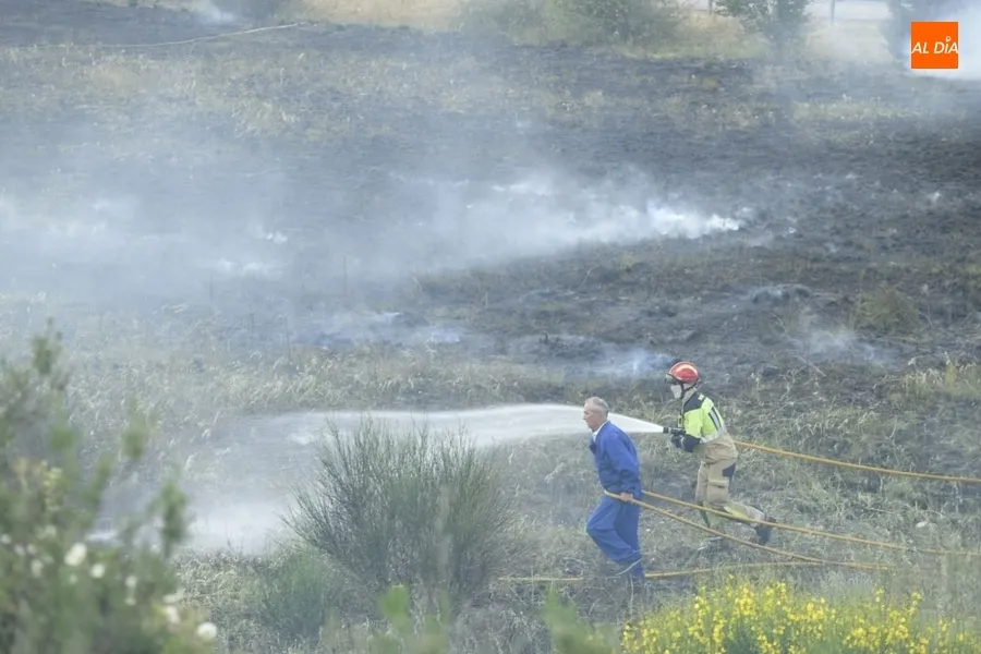 Foto 7 - Registrado un incendio junto a la A-62 a la altura de Sancti-Sp&iacute;ritus