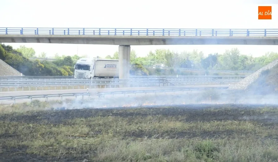 Foto 4 - Registrado un incendio junto a la A-62 a la altura de Sancti-Sp&iacute;ritus